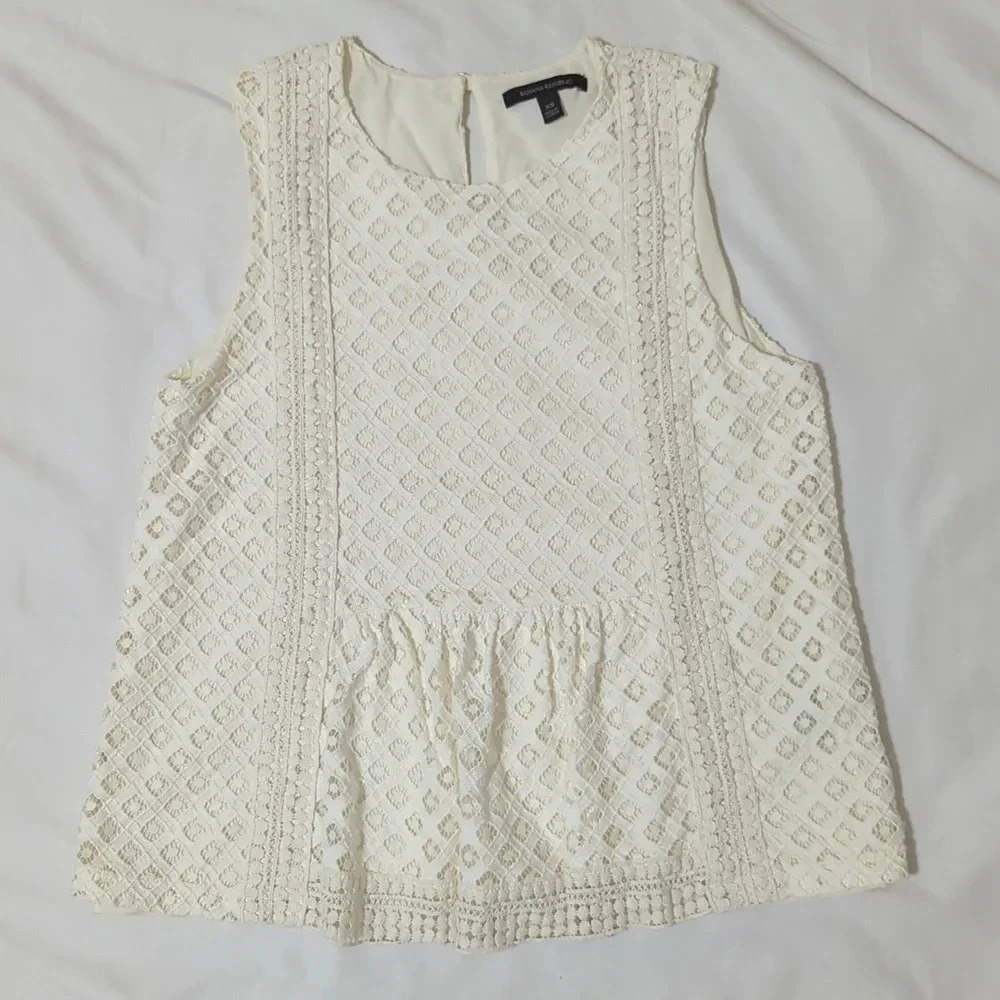 Banana Republic Lace Overlay Crochet Sleeveless  Blouse, Color Cream Size XS